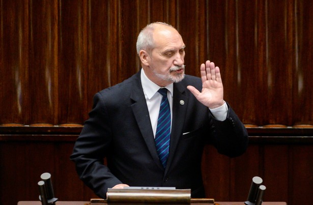 Minister obrony narodowej Antoni Macierewicz przemawia w trakcie debaty nad informacją ws. działań rządu związanych z pozyskaniem śmigłowców dla wojska, podczas posiedzenia Sejmu