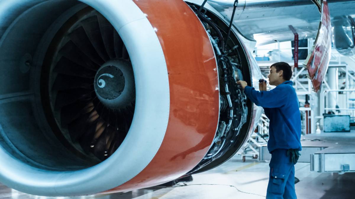 Rosyjskim mechanikom i inżynierom coraz bardziej doskwiera brak części niezbędnych do naprawy samolotów (zdjęcie ilustracyjne)