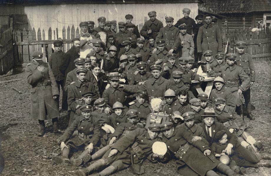 Polscy żołnierze wyznania mojżeszowego podczas Święta Paschy (trzymają macę), Suwałki, lata 1916-1918