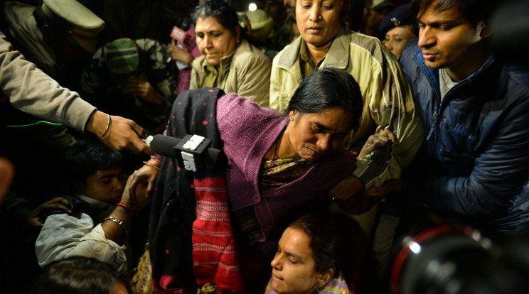 A meghalt lány édesanyja egy Új Delhiben rendezett tüntetésen/ FOTÓ: AFP