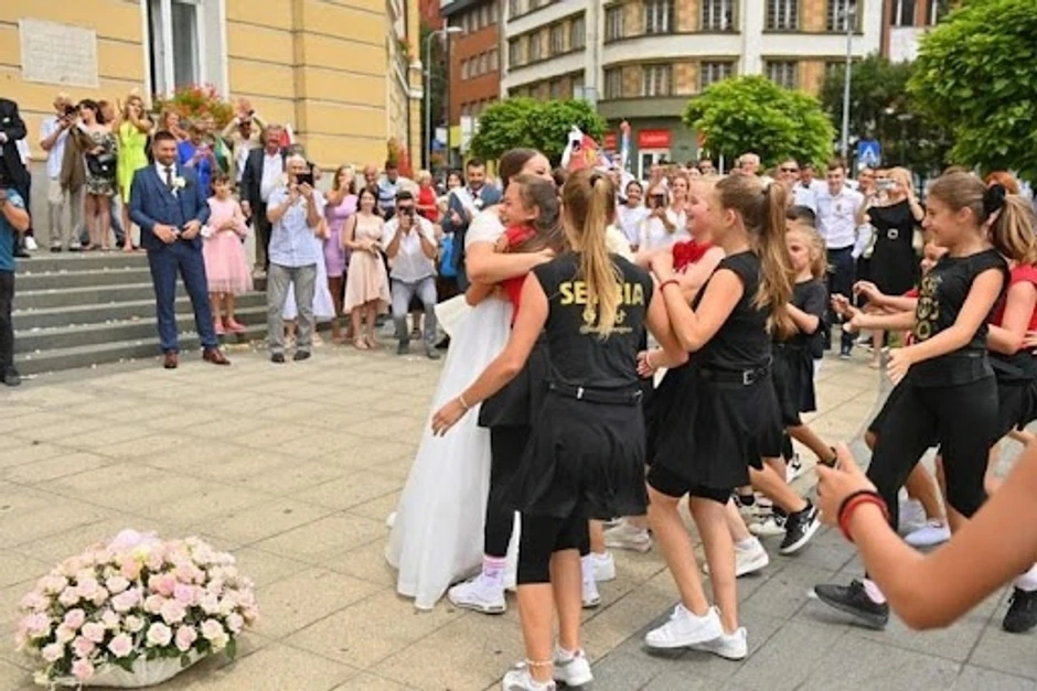 Mlada nije mogla da sakrije suze radosnice