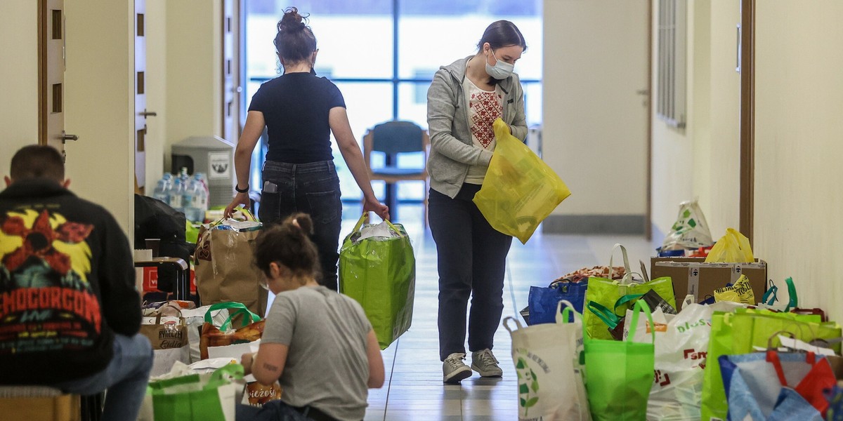 Zbiorka rzeczy pierwszej potrzeby oraz żywności dla uchodźców wojennych z Ukrainy zorganizowana przez studentów Wydziału Nauk Społecznych Uniwersytetu Gdańskiego. 