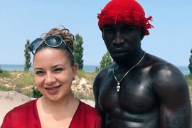 Kristina je posle 7 dana veze NAPUSTILA SVE i preselila se kod DEČKA U AFRIKU: Sada ČEKAJU BEBU, a ljudi se i dalje krste i BOMBADRUJU IH UVREDAMA