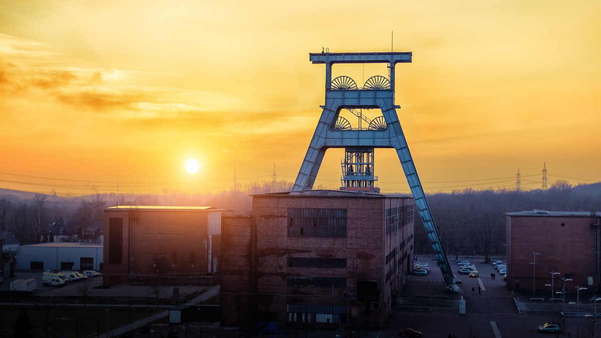 W Rybniku, w kopalni Chwałowice doszło dziś do wypadku. W jego wyniku zginął 33-letni górnik, który został uderzony w głowę kamieniem. Jest to już piętnasta śmierć w polskich kopalniach w tym roku – informuje "Dziennik Zachodni".