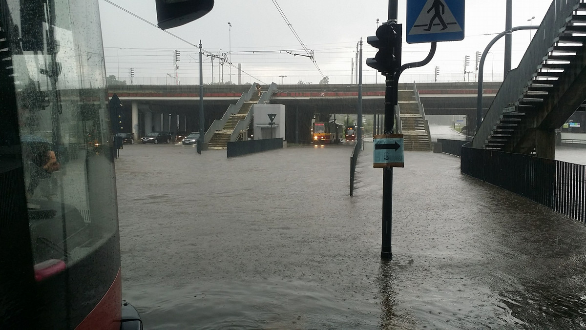 Zalane ulice, archiwa, szpitale, zamknięty tunel na trasie W-Z. Tak wyglądała Łódź po gigantycznej ulewie, jaka przeszła nad miastem po południu. Teraz, sytuacja powoli wraca do normy, ale strażacy wciąż mają mnóstwo pracy.