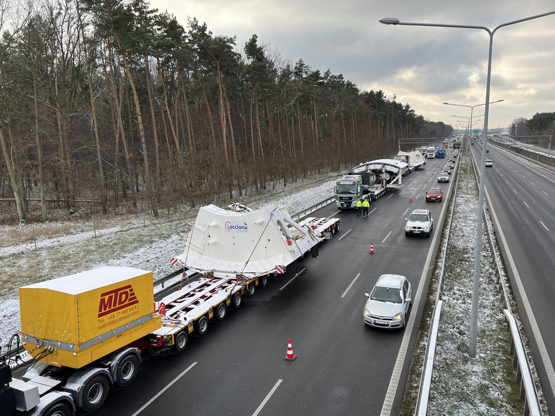 Transport gigantycznej maszyny czeka przed wjazdem do Warszawy na drodze ekspresowej S8 w pobliżu węzła Janki