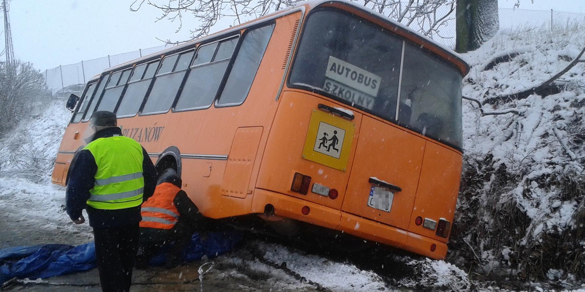 Wypadek autobusu. Kierowca wiózł 44 dzieci