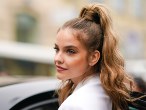 Palvin Barbara álomszép meztelenruhában tündököl, szinte teljesen átlátszik