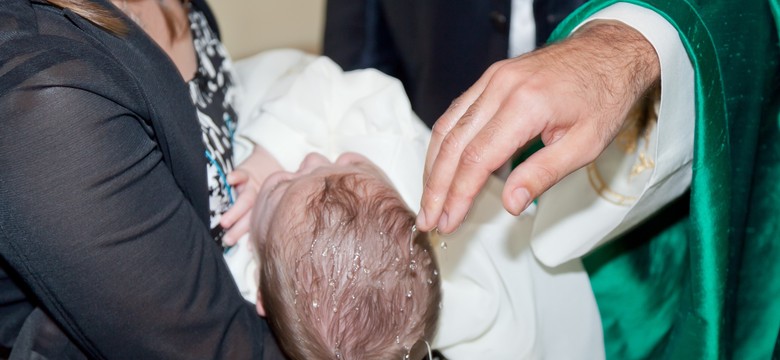 Kontrowersyjna praktyka w parafii pod Warszawą. Proboszcz wprowadził segregację chrztów