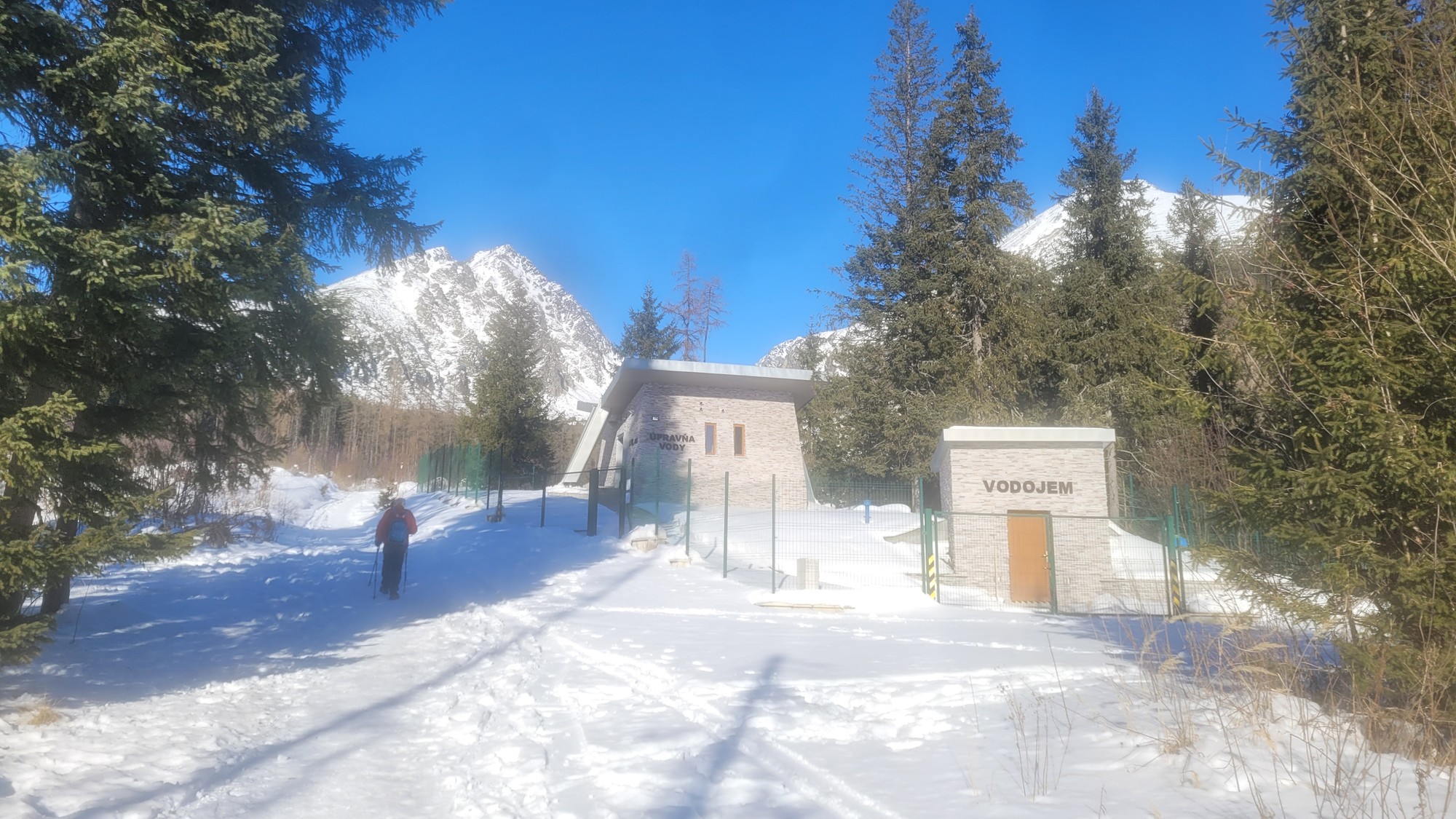 Vybudovania zásobníka vody, ktorý by slúžil na zasnežovanie, sa predpokladá za vodojemom v Mlynickej doline.