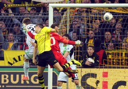 Liga niemiecka: Robert Lewandowski strzelił gola... plecami