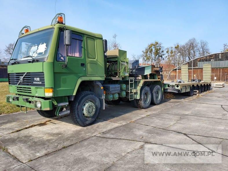 Wojskowe Volvo FL12 z naczepą Lohr