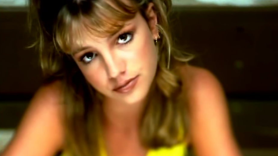 Britney Spears w teledysku do piosenki "Baby One More Time"