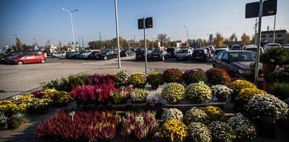 Parking przed cmentarzem zamienili na targ