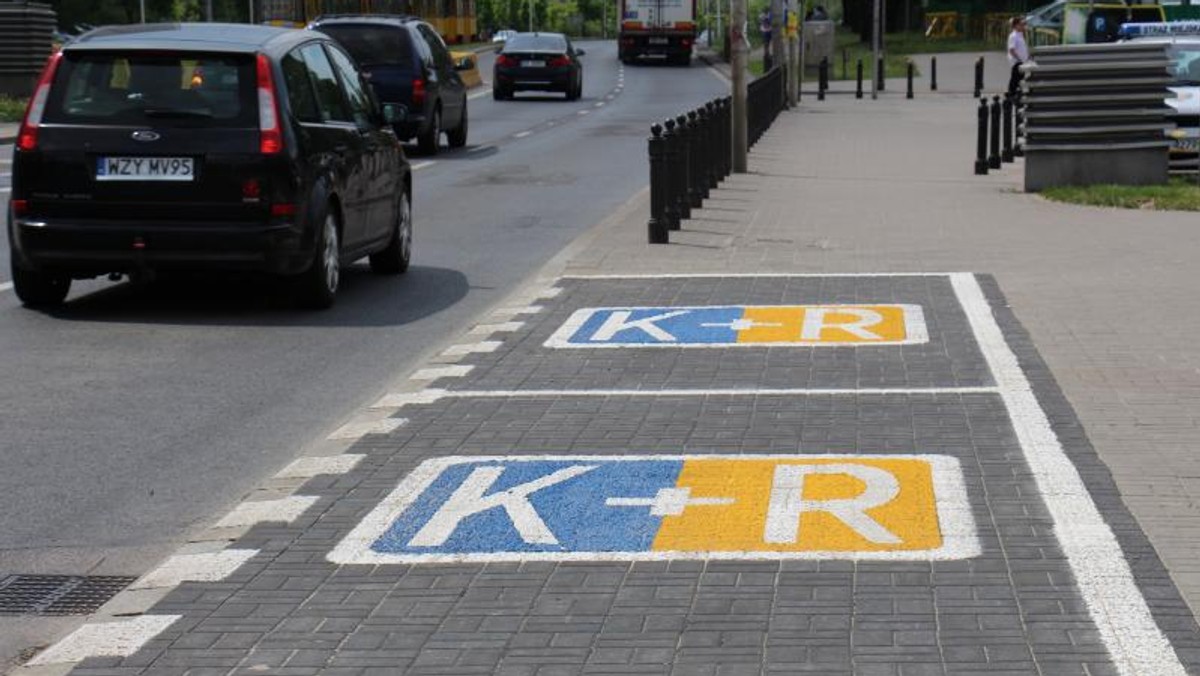 Tu można zatrzymać auto, dać przysłowiowego "buziaka na do widzenia" i pozostawić pasażerkę lub pasażera, by kontynuowali podróż komunikacją miejską. Dziś w Warszawie uruchomione zostały oficjalnie strefy Kiss &amp; Ride. W stolicy powstały one na razie w sześciu miejscach. Podpowiadamy, na czym polega ich funkcjonowanie.