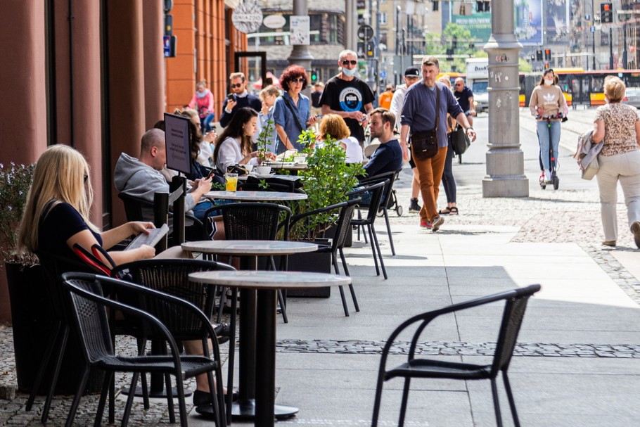 Ponownie otwarte wrocławskie ogórki kawiarniane i restauracyjne w związku ze zniesieniem restrykcji związanych z walką z pandemią COVID-19, 15.05.2021