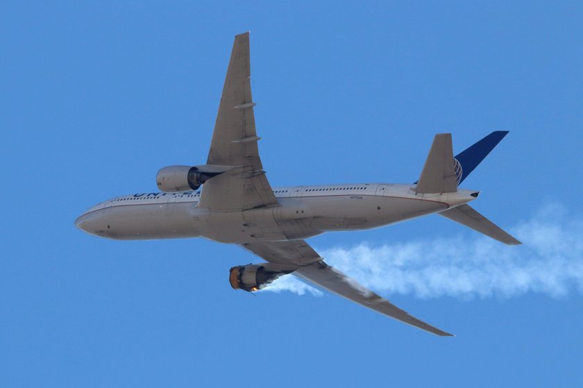 United Airlines flight UA328 returns to Denver International Airport with its starboard engine on fi