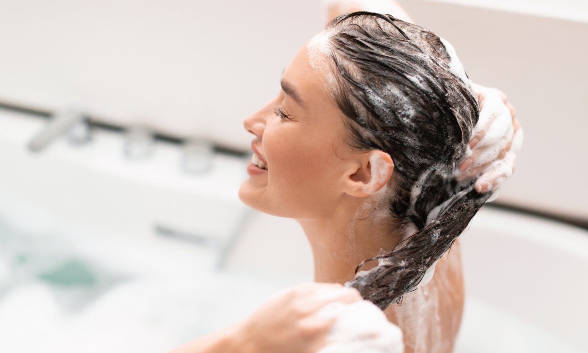Top 3 szampony odbijające włosy u nasady - efekt jak po tapirowaniu u fryzjera