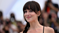 Dakota Johnson bosszúruhájából csak úgy árad a meztelenség: átlátszó kreációjában hatalmas feltűnést keltett