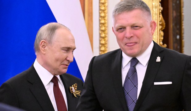 Vladimir Putin i Robert Fico na proslavi Dana pobede u Moskvi 2025. godine