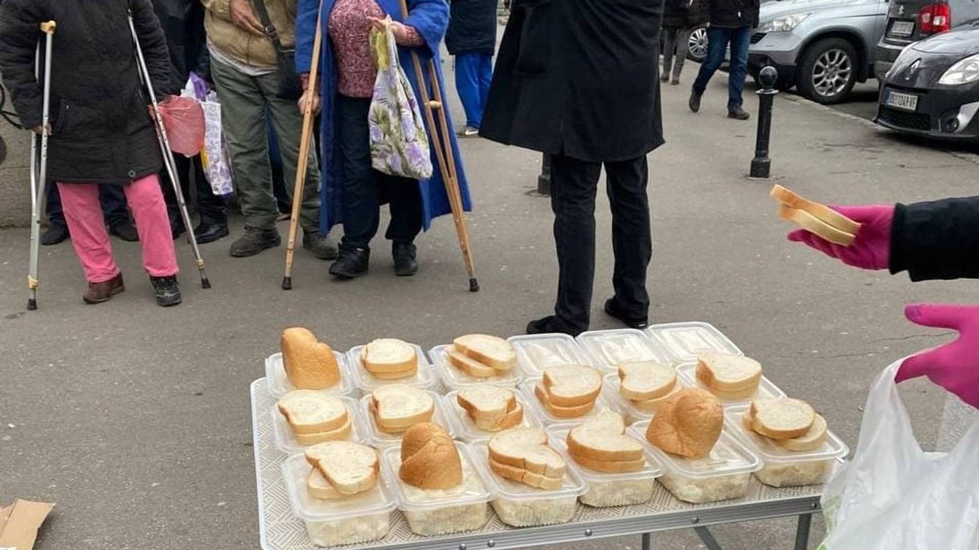 Dele hranu najugroženijima i moraju da se brane od napada - volonteri iz Solidarne kuhinje odgovorili svima koji ih prozivaju