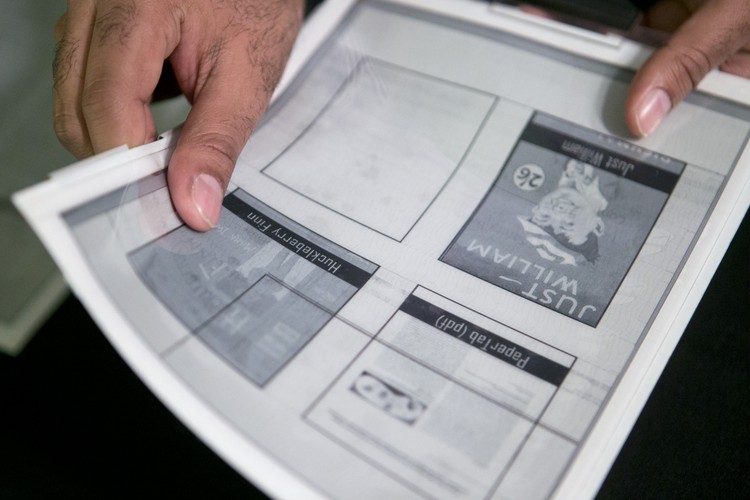 Elastyczny papier PaperTab, tak jak znane tablety, pozwala bez przeszkód wysyłać maile czy też surfować po internecie. Jest bardzo lekki i wytrzymały. PaperTab jest podłączany cienkim kablem do komputera wyposażonego w procesor Intel Core i5.