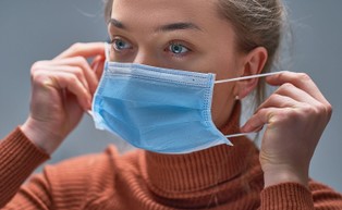 Finlandia znosi obowiązek noszenia maseczek. Teraz można nosić "według własnego uznania"