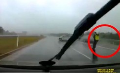 Dramatyczny wypadek z radiowozem i spalone lamborghini. Czarna seria na A1 [WIDEO]