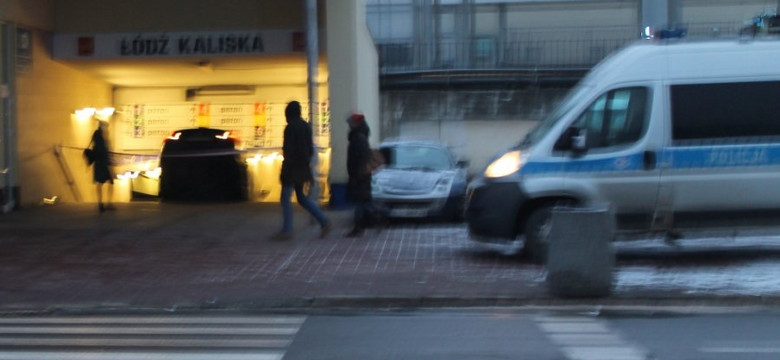 Myślał, że wjeżdża na parking podziemny. Pomylił się i wylądował na... schodach