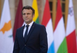 "Efekt flagi". Macron zyskuje na wojnie Putina tuż przed wyborami