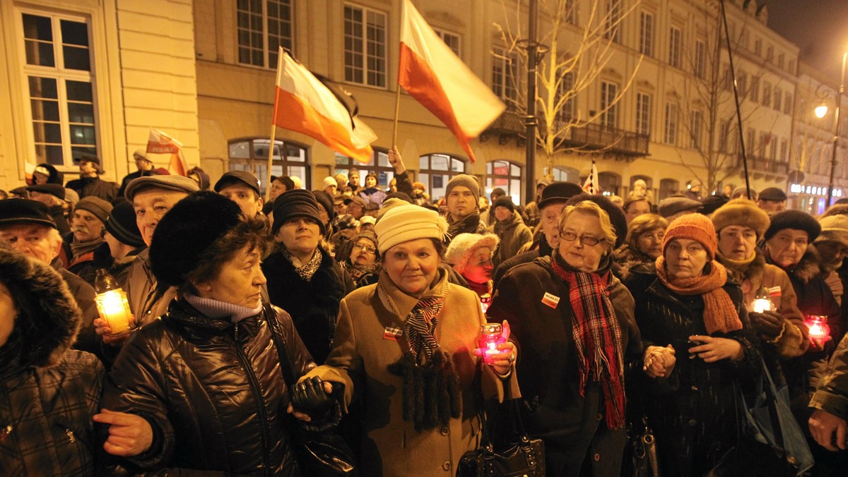 "Gazeta Wyborcza": Redakcja dziennika dotarła do filmu, na którym widać, co się działo pod Pałacem Prezydenckim w nocy z 10 na 11 marca i co się stało z wieńcem, który zostawili tam politycy PiS. Chodzi o rzeczy pozostawione przez uczestników manifestacji przed Pałacem Prezydenckim 10 marca br. Pojawiły się zarzuty, że wieniec ze zdjęciem pary prezydenckiej został wyrzucony na śmietnik.