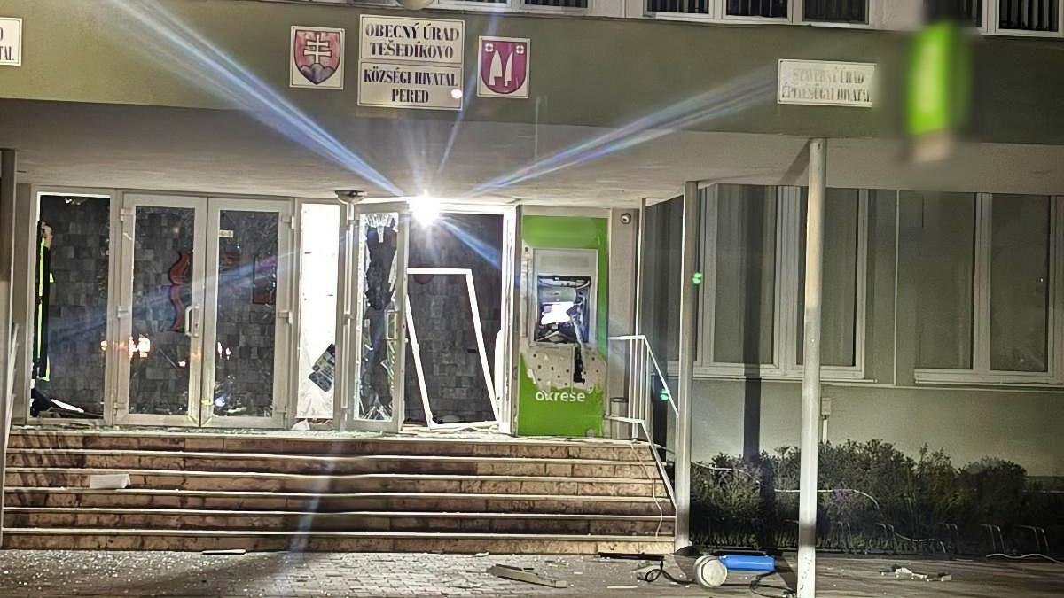 Následky nočného záťahu vykrádača bankomatov v Tešedíkove, 17. októbra 2025