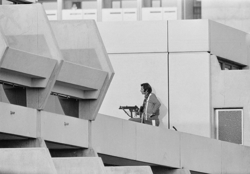 Uzbrojony policjant nadzoruje wioskę olimpijską po masakrze