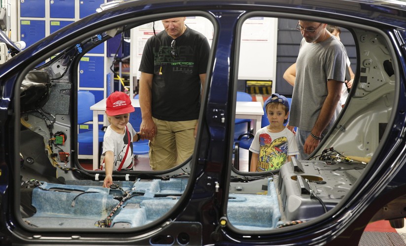 „Zapotrzebowanie na nasze auta utrzymuje się na dobrym poziomie i mamy podstawy aby sądzić, że podobnie będzie w przyszłym roku. Liczymy, że rok 2017 będzie rekordowy dla Lancii Ypsilon, której chcemy wyprodukować ok. 67 tys. Natomiast przyszłoroczną produkcję Fiata 500 i Abartha 500 szacujemy w sumie na ok. 206 tys. egzemplarzy, czyli również na bardzo wysokim poziomie” – poinformował dyrektor tyskiego zakładu Antoni Greń.<br>Oznacza to, że przyszłoroczna produkcja będzie wyższa od tegorocznej, mimo ubytku związanego z zakończeniem wytwarzania Forda Ka. W 2016 r. zakład zamierza wyprodukować ok. 193 tys. Fiata 500 i Abartha 500, ok. 63 tys. egzemplarzy Lancii Ypsilon – w sumie, wraz z ponad 12,5 tys. wytwarzanych do 20 maja fordów - 268,5 tys. aut.
<br><br>
Dzień Rodzinny GCA Poland w fabryce Fiat Chrysler Automobiles w Tychach <br><br>(mr) PAP/Andrzej Grygiel
