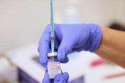 Francuski przymus, polskie zachęty. Czy szczepienia na COVID-19 będą obowiązkowe?