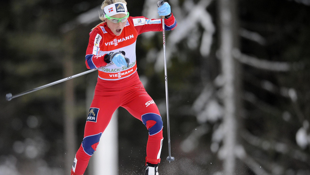 Po świetnym biegu na dochodzenie na 15 km techniką dowolną, który był 4. etapem Tour de Ski, Therese Johaug zmniejszyła znacznie stratę do Justyny Kowalczyk. Norweżka wraz z trenerem, Egilem Kristiansenem, pochwalili Szwedkę, Charlottę Kallę, która pomogła w pogoni za Polką.