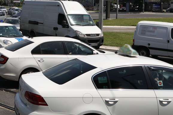 (VIDEO) JOŠ JEDNA OPASNA VOŽNJA NA PUTU U SRBIJI Snimak razbesneo građane: Evo šta vozač radi u kružnom toku