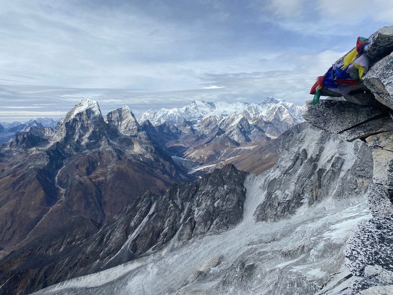 Widok na Tabuche, Cholatse i Cho Oyu