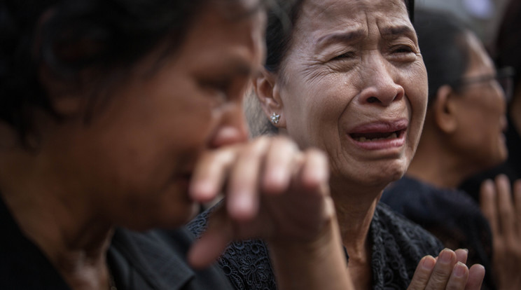 Az elhunyt királyt gyászoló thai nők / Fotó: AFP