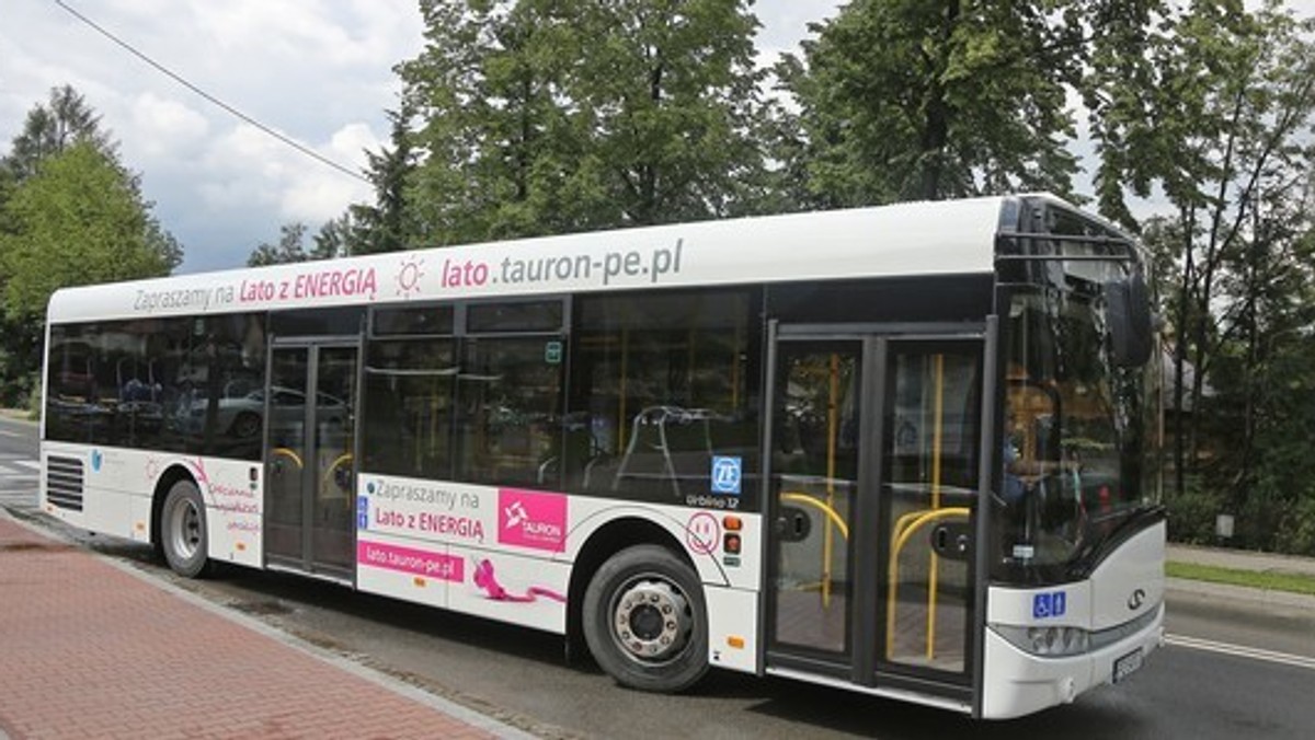 Przez kilka tygodni wakacji wszyscy turyści, którzy wybierali się do Morskiego Oka mogli skorzystać z nowej oferty. Każdy, kto zostawił swój samochód na parkingu pod Nosalem, miał zapewniony darmowy transport aż do Palenicy Białczańskiej - informuje Radio Kraków.