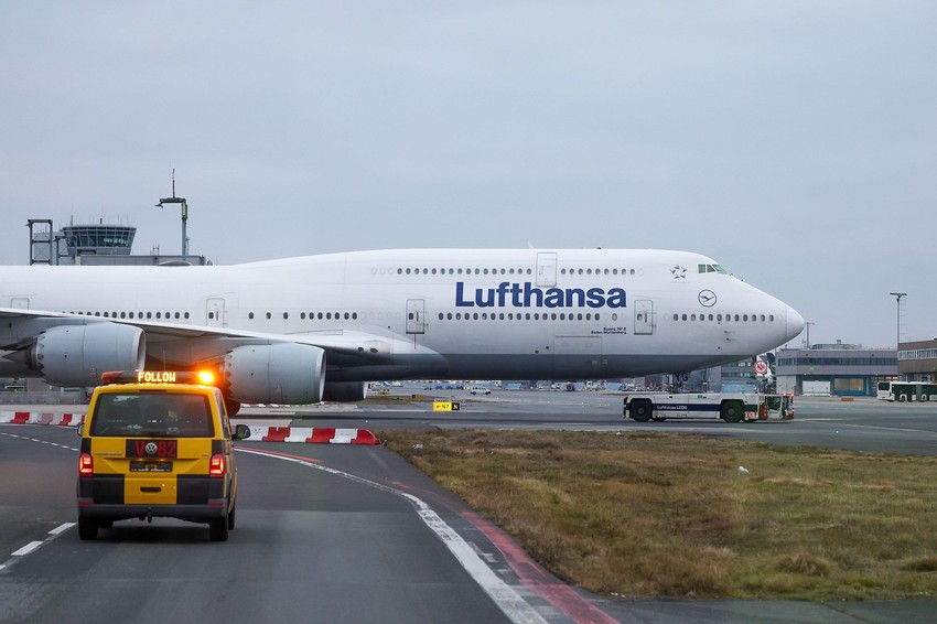 Plava boja podseća na nebo, okeane i čežnju za dalekim putovanjima – to su ključni elementi putovanja.