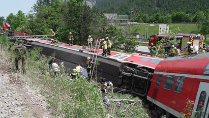 Több halálos áldozata is van a németországi vonatbalesetnek: fotók a tragédia helyszínéről