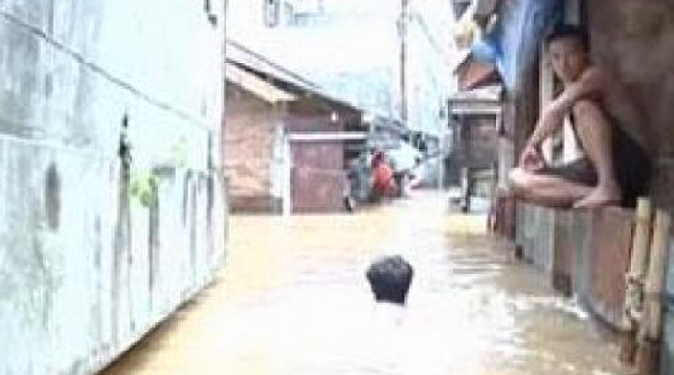 Embereket sodor az utcákon a pusztító árvíz