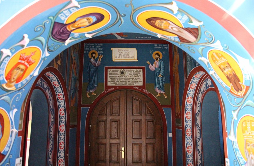 Zahvalnica stoji iznad vrata crkve