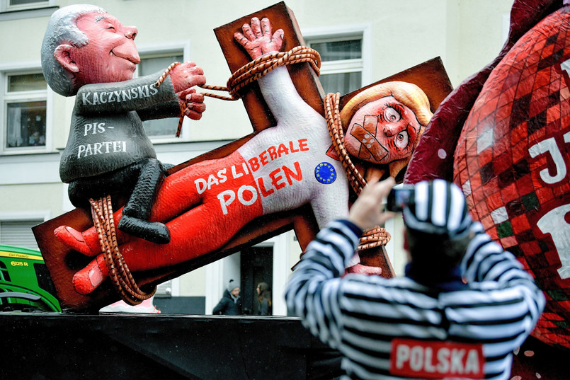 Karykatura Kaczyńskiego, May i Trumpa podczas tradycyjnej parady w Duesseldorfie [ZDJĘCIA]