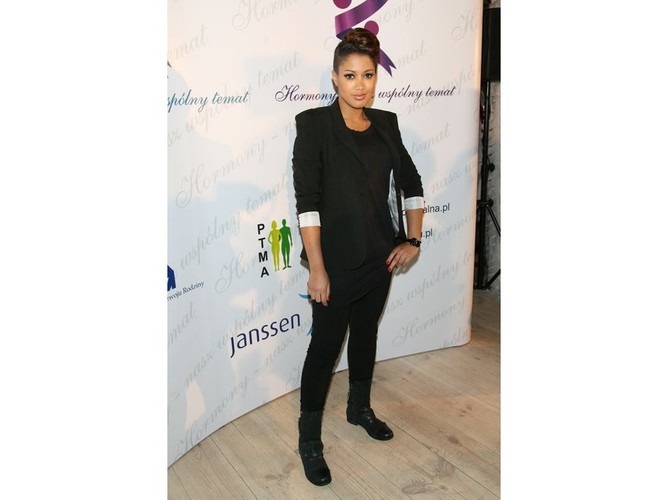 Idealna kreacja dla figury Patrycji: prosta marynarka, długi top i wąskie sposnie – wszystko w czarnym kolorze. Taki zestaw pozwala odjąć co najmniej kilka kilo.