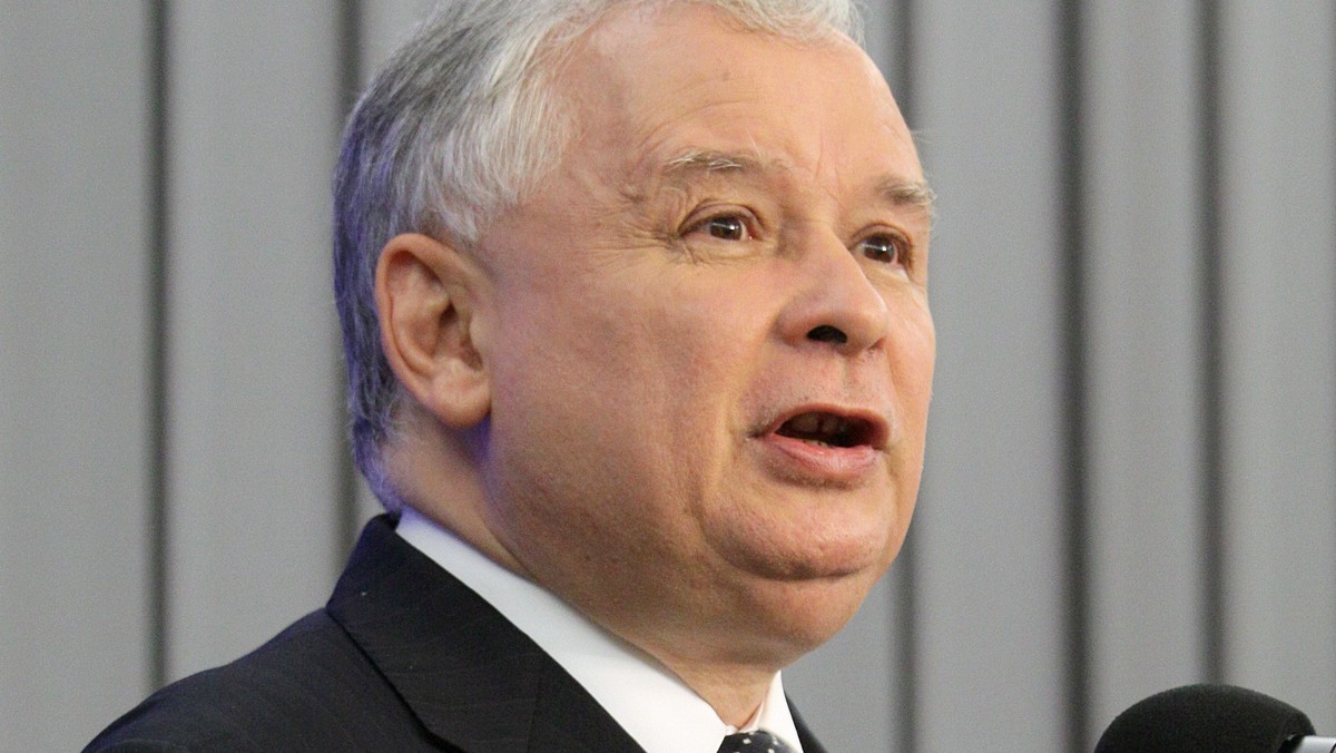 Prezes PiS Jarosław Kaczyński przedstawił nowy projekt polskiej konstytucji, tzw. projekt "Konstytucji IV RP". Wcześniej o niektórych jego elementach pisała "Rzeczpospolita". Projekt zakłada szereg zmian. Rodziela między innymi władzę wykonawczą, która trafia tylko do premiera, ale prezydent jest ponad "wszelkimi władzami".