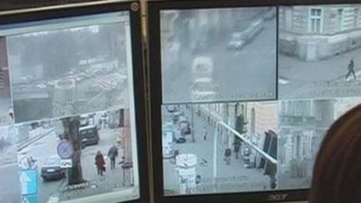 W nocy pracownik obsługujący kamery monitoringu zauważył przy ul. Grodzkiej kobietę i mężczyznę, który jego zdaniem pastwił się nad partnerką.