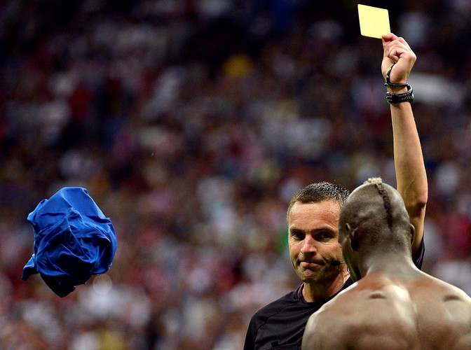 I miejsce w kategorii Sport - Bartłomiej Zborowski, Polska Agencja Prasowa, BZ WBK Press Foto 2013. Piłkarz reprezentacji Włoch Mario Balotelli (P) otrzymuje żółtą kartkę od sędziego Stephane'a Lannoya (L) za zdjęcie koszulki po strzeleniu drugiego gola w półfinałowym meczu z Niemcami podczas mistrzostw Europy UEFA EURO 2012 w Warszawie.	
Warszawa (Polska), 28 czerwca 2012 r.