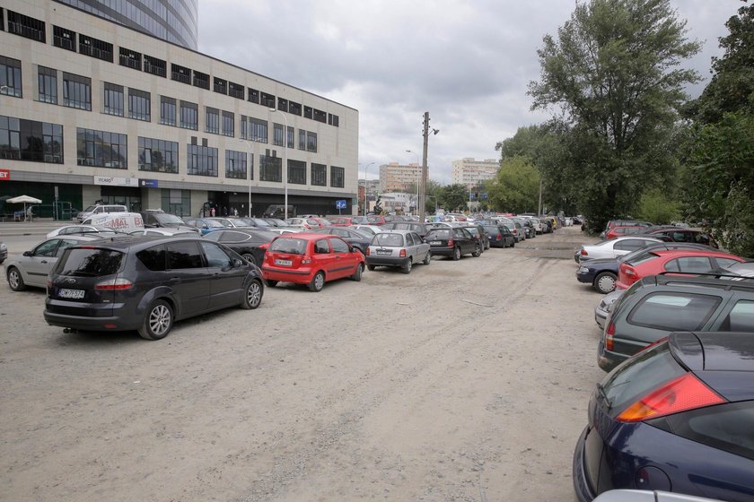 Gruntowe podłoże na parkingach